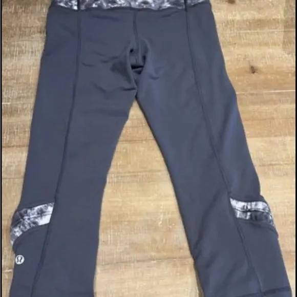 Lululemon Cropped Yogi Dance Pant Gray Black Roses RARE! - Picture 6 of 8